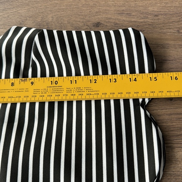 Necessary Objects Cropped Scalloped Hem Sleeveless Top in Sz Medium - Picture 6 of 7